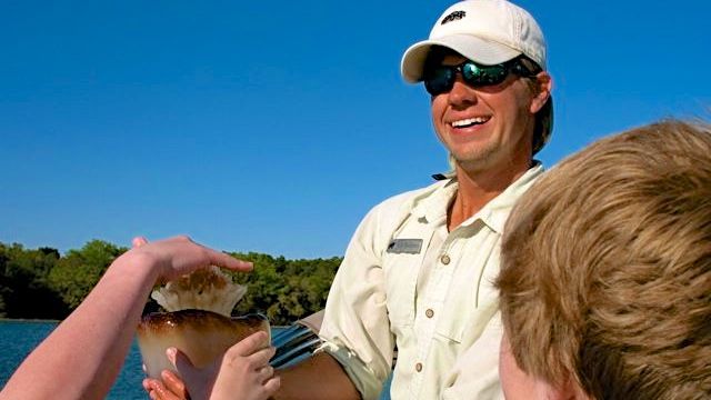 Captain Scott shows kids a jellyfish